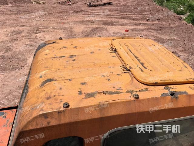 驾驶室顶部(整机外观) 驾驶室顶部(整机外观)