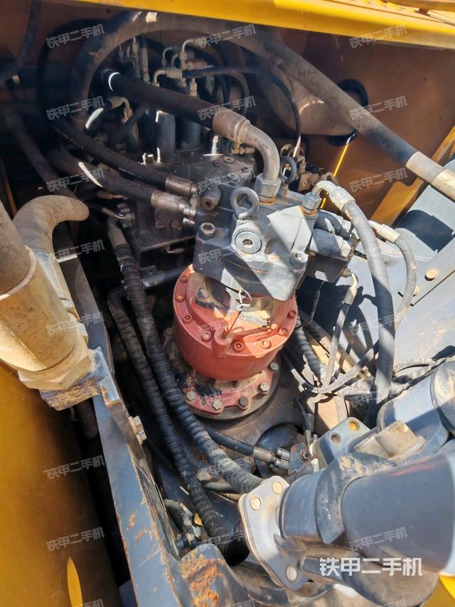 回轉(zhuǎn)馬達(dá)和主控閥（整機(jī)外觀）