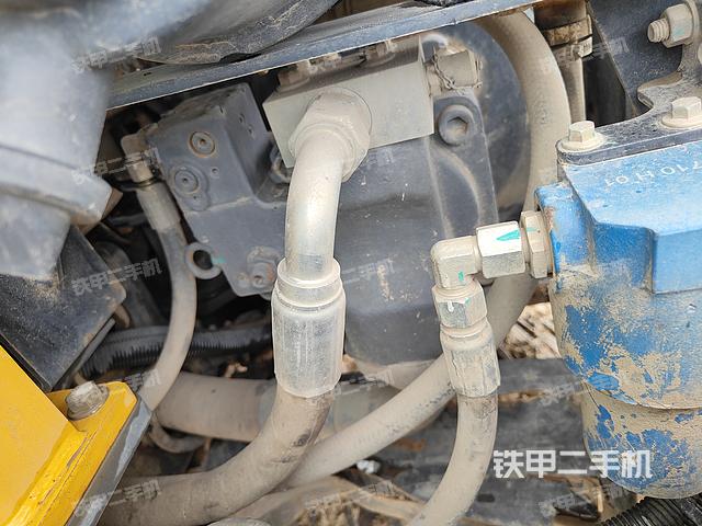 液壓泵艙室正面整體（整機外觀）