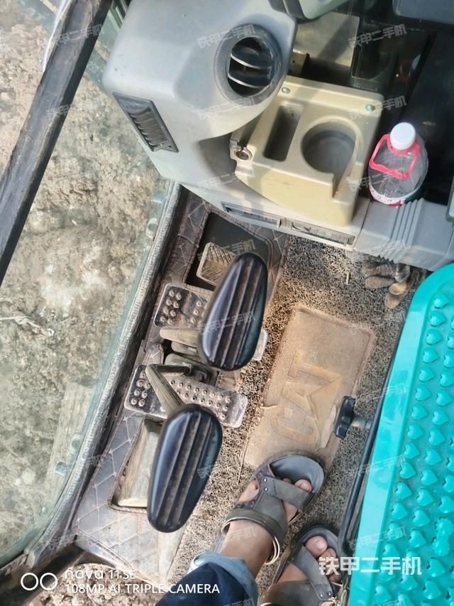 行走控制手柄和踏板 俯拍（驾驶室部分）