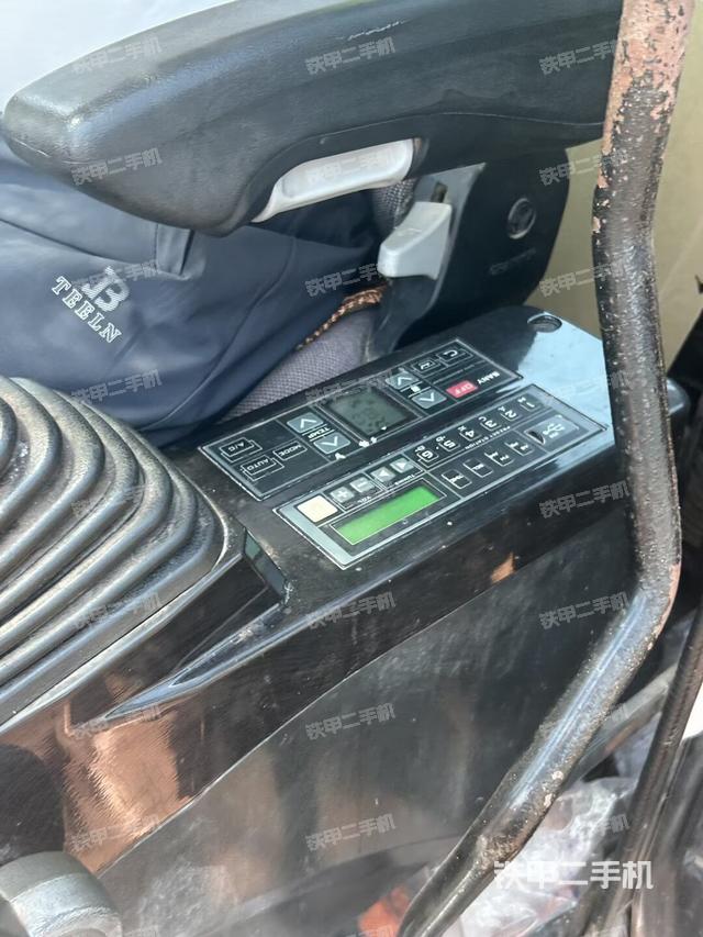 座椅左侧控制台/音响/含左手柄(驾驶室部分) 座椅左侧控制台/音响/含左手柄(驾驶室部分)