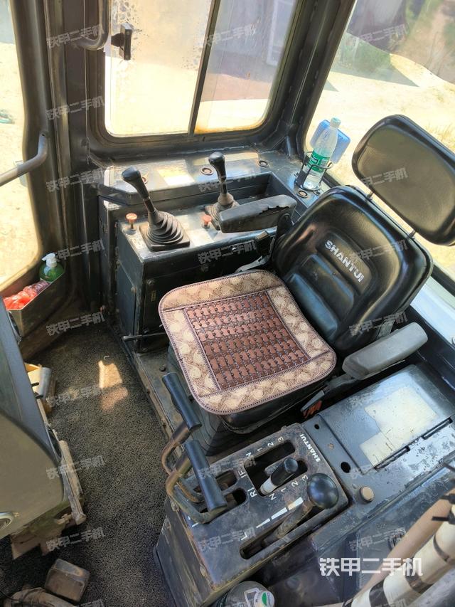 駕駛室內(nèi)部全景（推土機(jī)駕駛室）