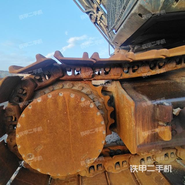 單側(cè)履帶整體(整機(jī)外觀) 單側(cè)履帶整體(整機(jī)外觀)