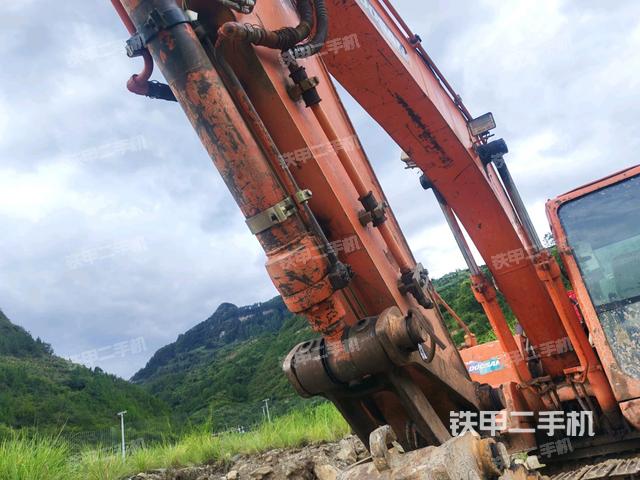 小臂整体左后(工作和回转装置) 小臂整体左后(工作和回转装置)