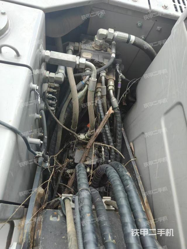 回轉(zhuǎn)馬達(dá)和主控閥（整機(jī)外觀）