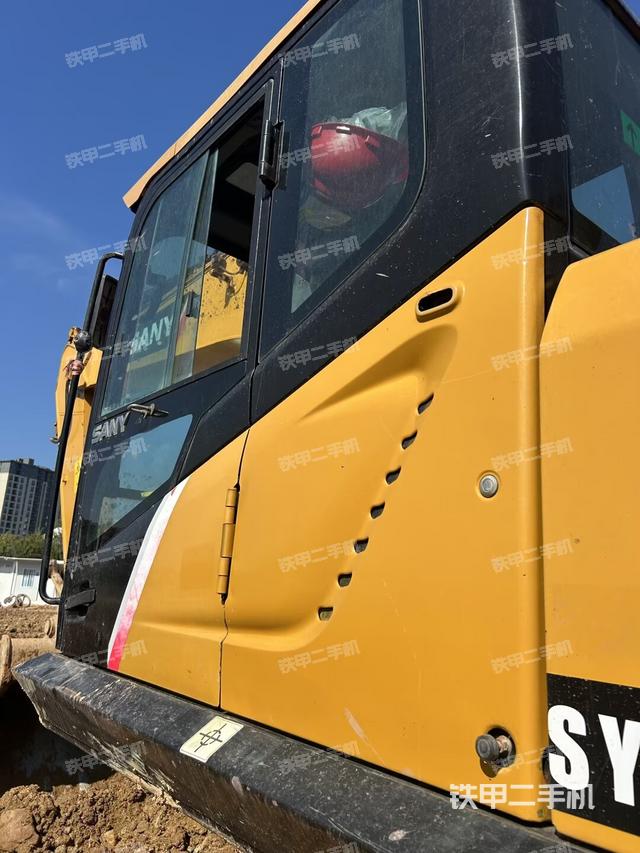 行走控制手柄和踏板?俯拍（駕駛室部分）