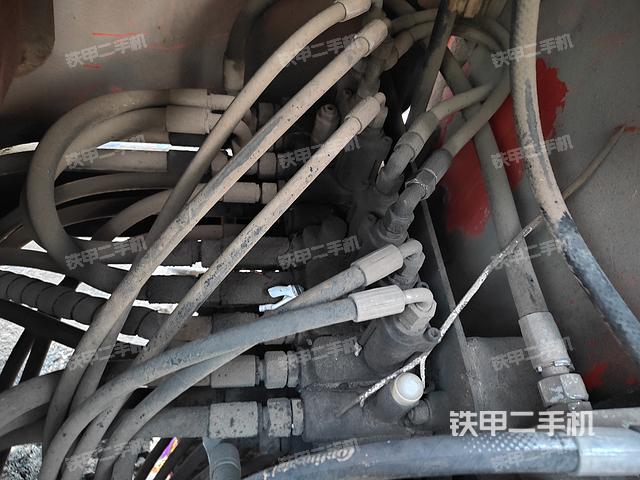 回轉(zhuǎn)馬達和主控閥(整機外觀) 回轉(zhuǎn)馬達和主控閥(整機外觀)