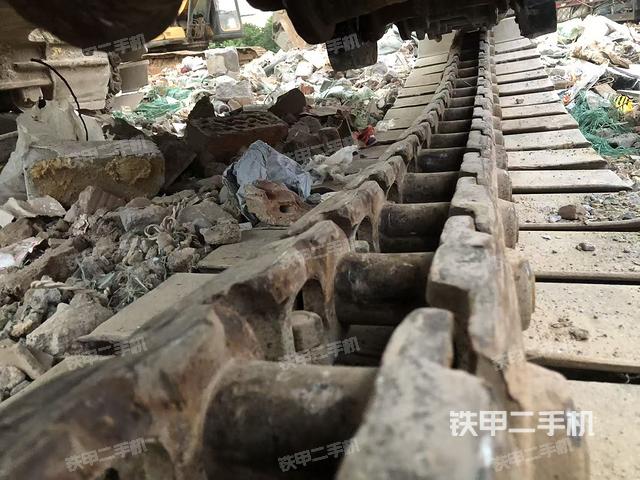 單側(cè)履帶整體(整機(jī)外觀) 單側(cè)履帶整體(整機(jī)外觀)