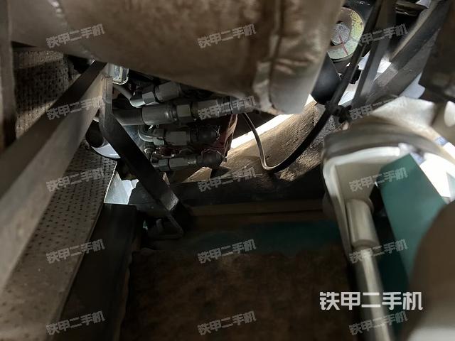 液壓泵艙室正面整體（整機外觀）