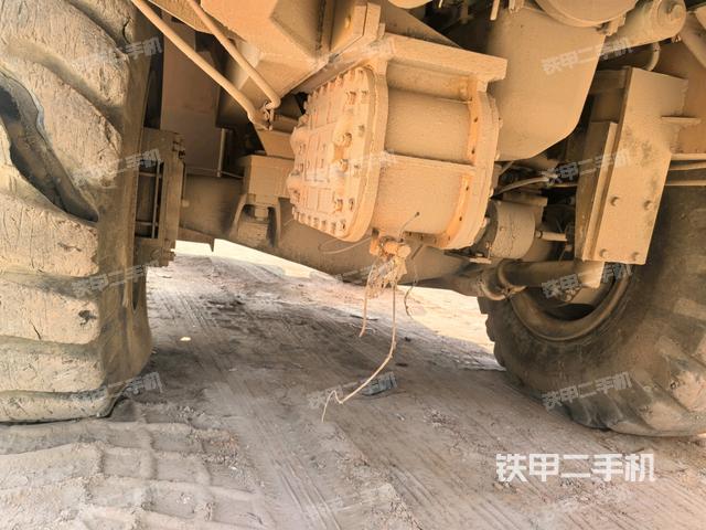 前輪右側(cè)減震塊連接及部件（壓路機(jī)前后車架）