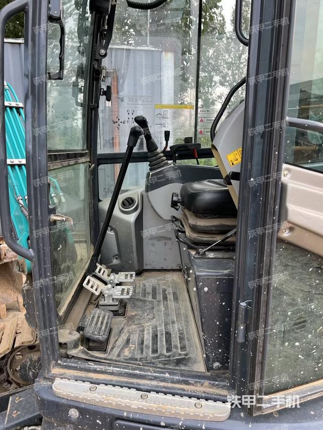 駕駛室頂部（整機外觀）