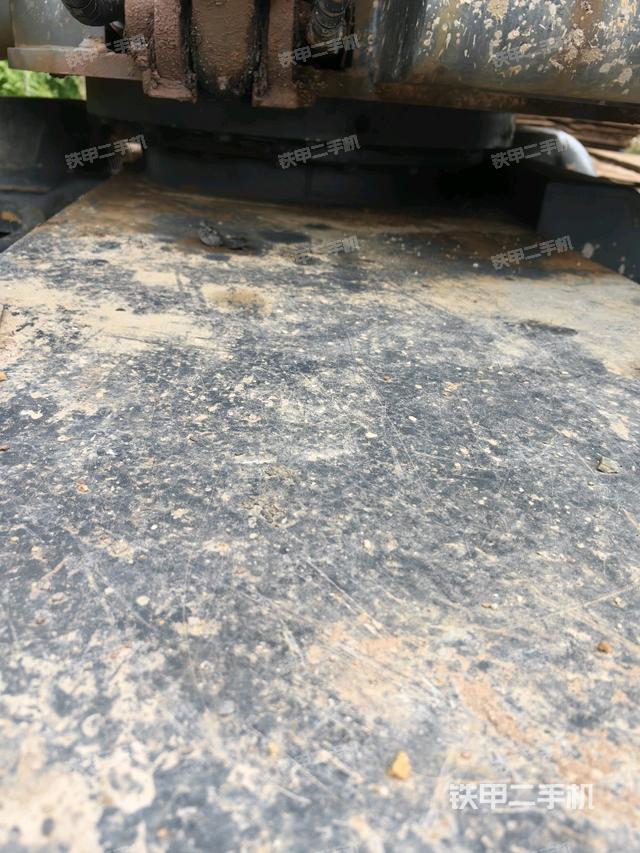 转盘和下车架正前(工作和回转装置) 转盘和下车架正前(工作和回转装置)