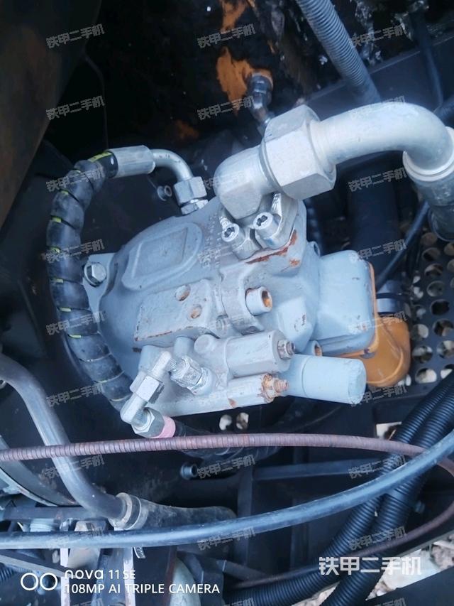 液压泵舱室正面整体（整机外观）