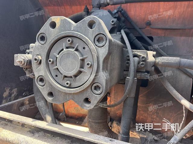 液压泵舱室正面整体(整机外观) 液压泵舱室正面整体(整机外观)