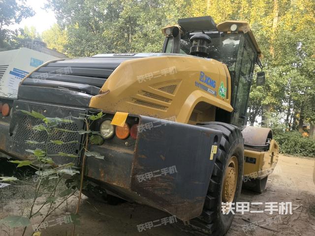 右后45°(压路机整机外观) 右后45°(压路机整机外观)