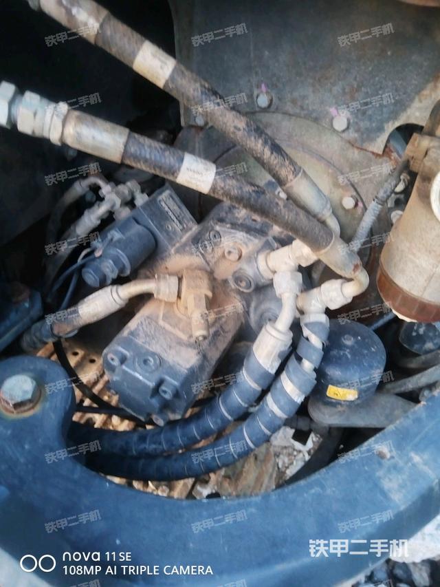 液压泵舱室正面整体（整机外观）