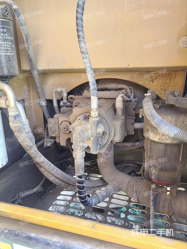 液壓泵艙室正面整體（整機(jī)外觀）