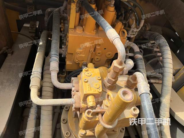 回转马达和主控阀(整机外观) 回转马达和主控阀(整机外观)