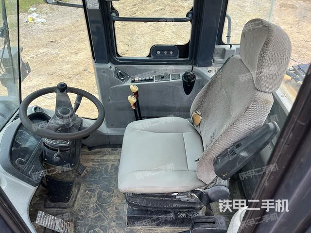 駕駛室工作臺(tái)(整機(jī)外觀及大件) 駕駛室工作臺(tái)(整機(jī)外觀及大件)