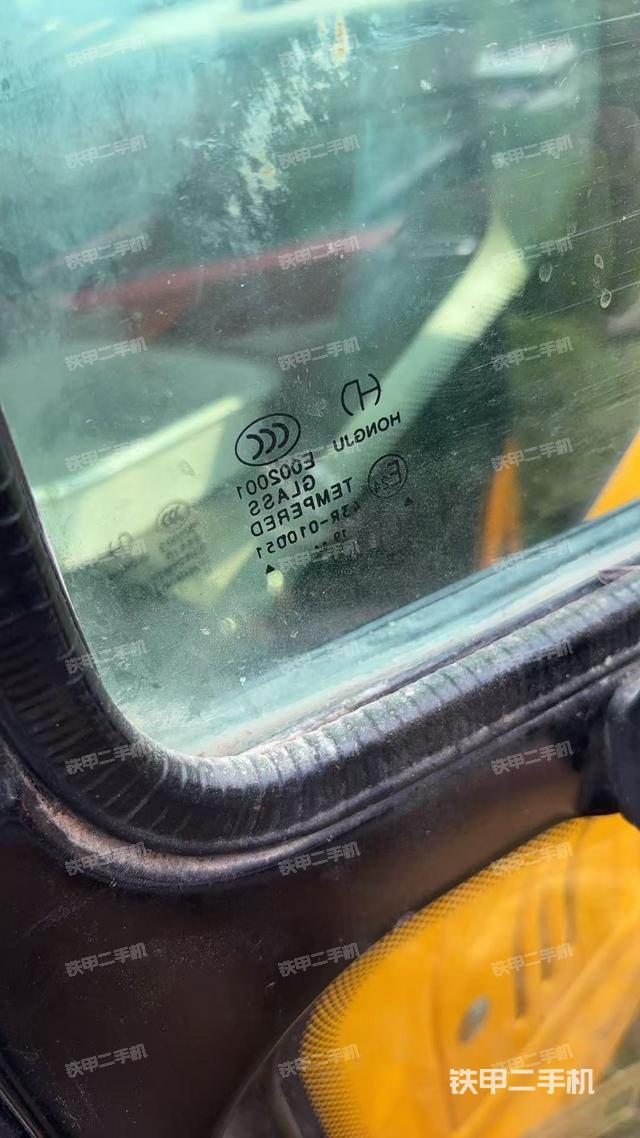 行走控制手柄和踏板?俯拍（駕駛室部分）