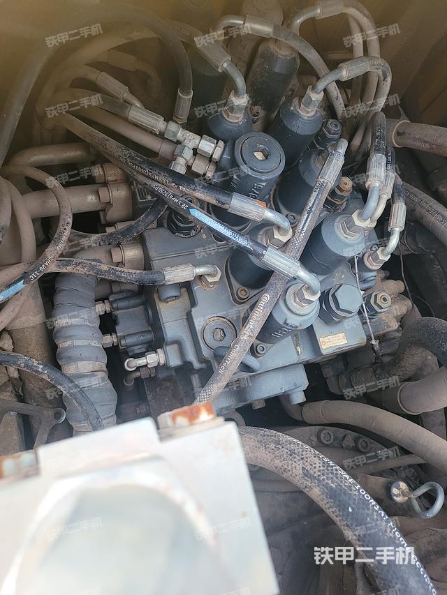 回轉(zhuǎn)馬達(dá)和主控閥（整機(jī)外觀）