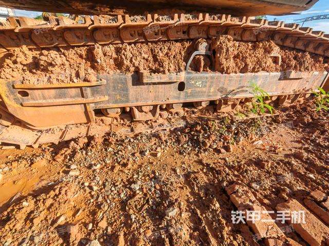 單側(cè)履帶整體(整機(jī)外觀) 單側(cè)履帶整體(整機(jī)外觀)