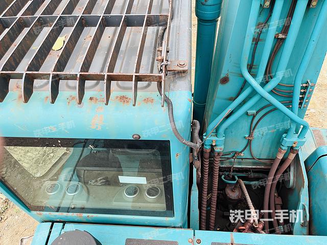 駕駛室頂部(整機(jī)外觀) 駕駛室頂部(整機(jī)外觀)