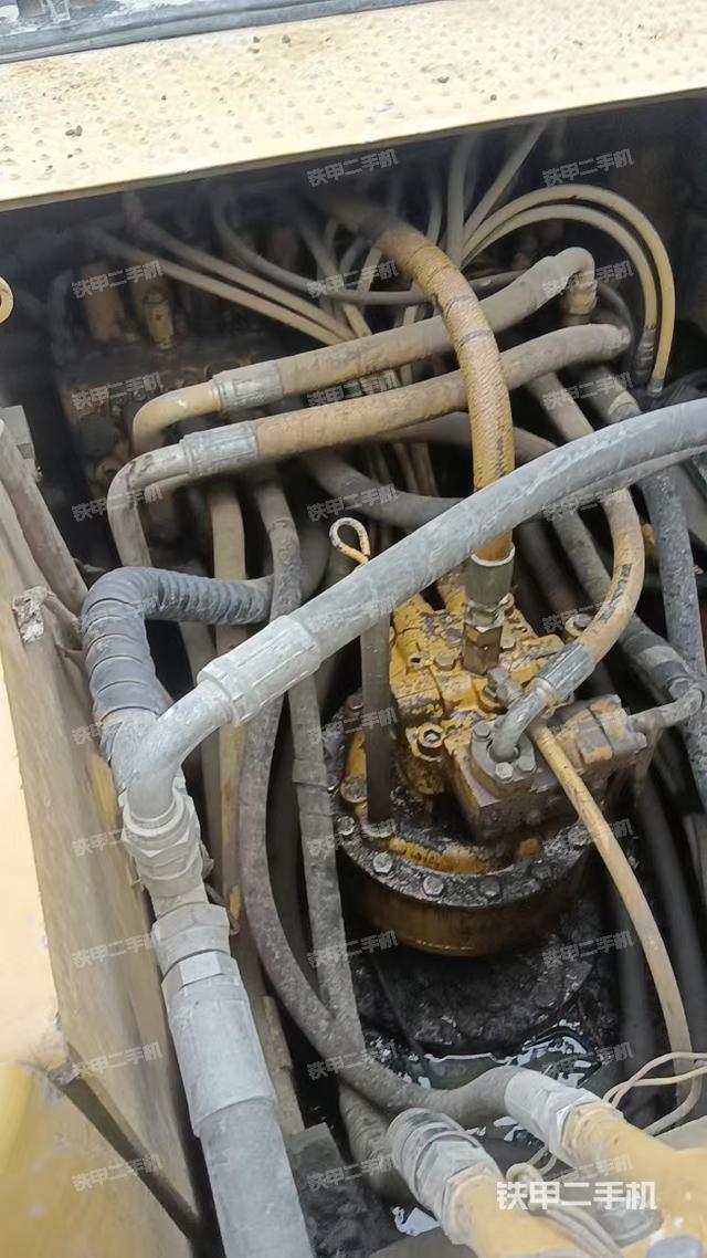 回轉(zhuǎn)馬達(dá)和主控閥(整機(jī)外觀) 回轉(zhuǎn)馬達(dá)和主控閥(整機(jī)外觀)