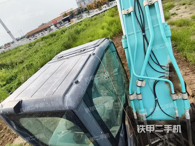 駕駛室頂部(整機(jī)外觀) 駕駛室頂部(整機(jī)外觀)