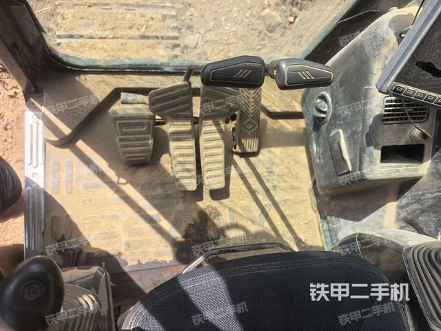 行走控制手柄和踏板?俯拍（駕駛室部分）