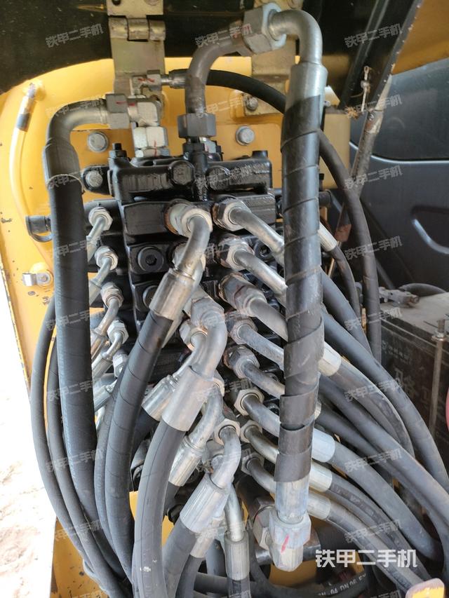 回轉(zhuǎn)馬達和主控閥（整機外觀）