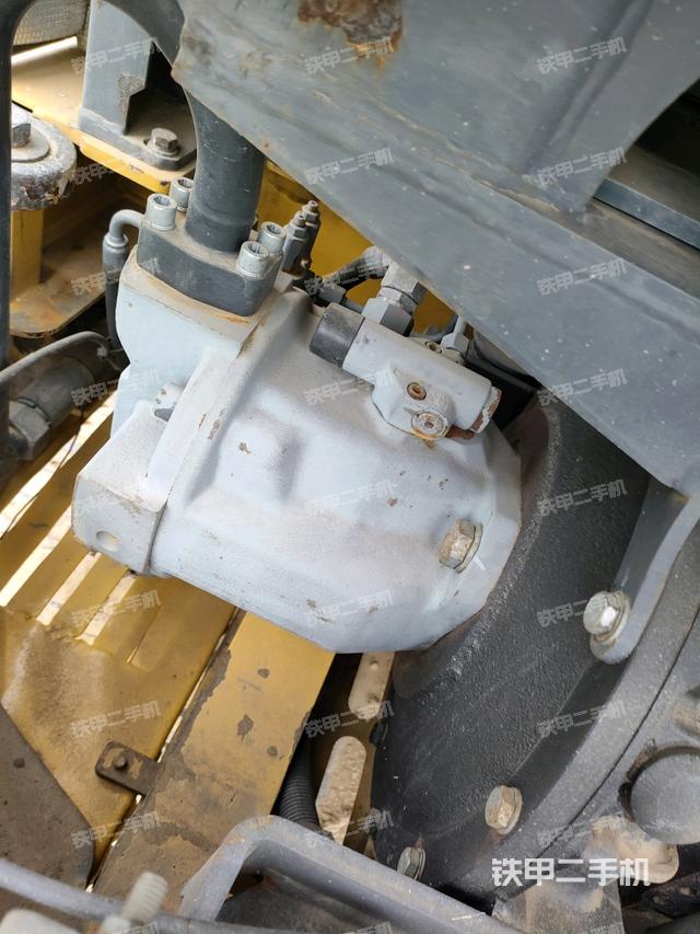 液壓泵艙室正面整體（整機外觀）