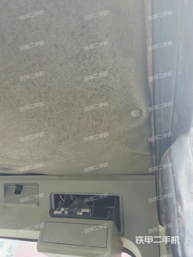 行走控制手柄和踏板?俯拍（駕駛室部分）