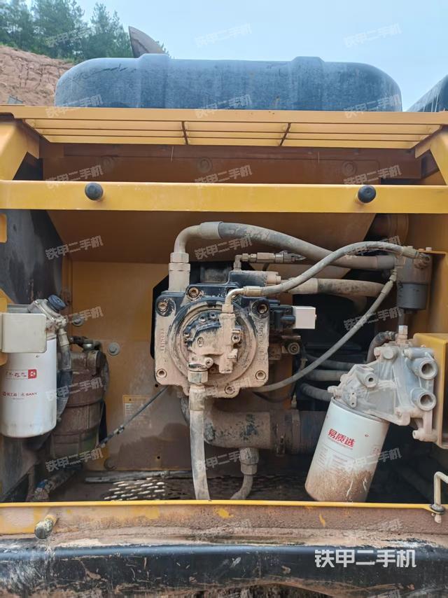 液压泵舱室正面整体（整机外观）