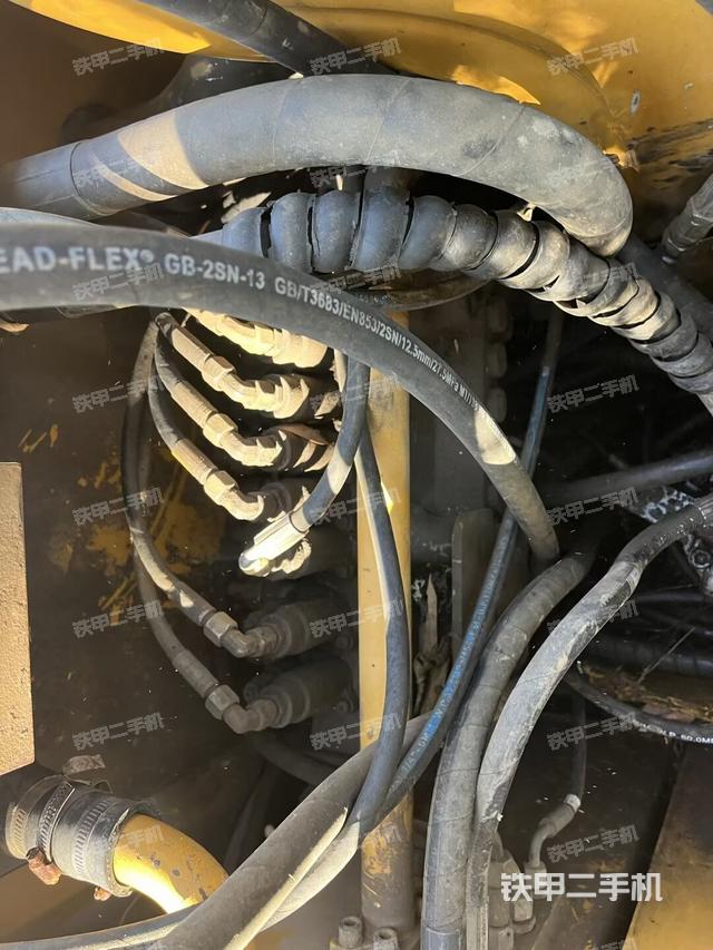 回转马达和主控阀（整机外观）