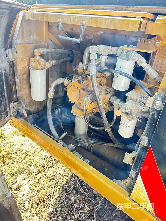 液压泵舱室正面整体（整机外观）