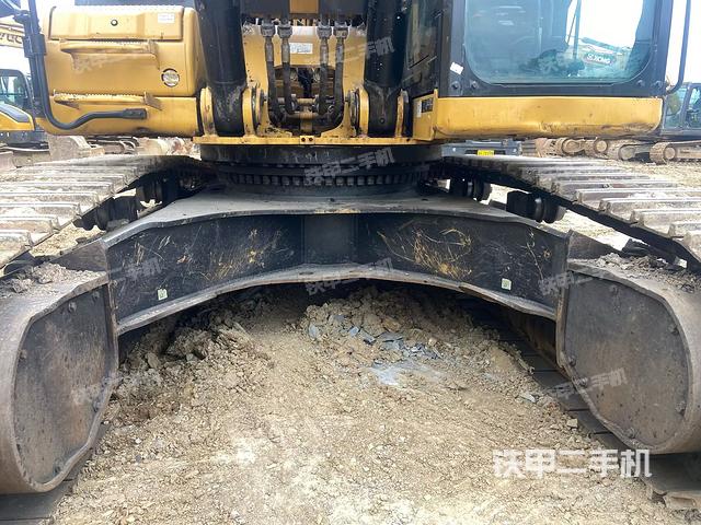 大臂油缸整体 竖拍（工作和回转装置）