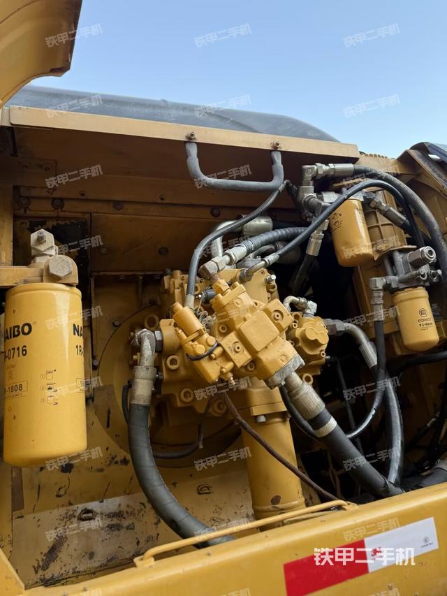 液压泵舱室正面整体(整机外观) 液压泵舱室正面整体(整机外观)