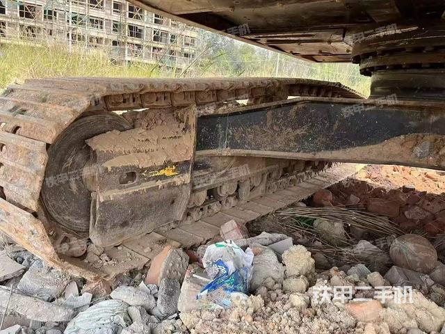 單側(cè)履帶整體(整機(jī)外觀) 單側(cè)履帶整體(整機(jī)外觀)