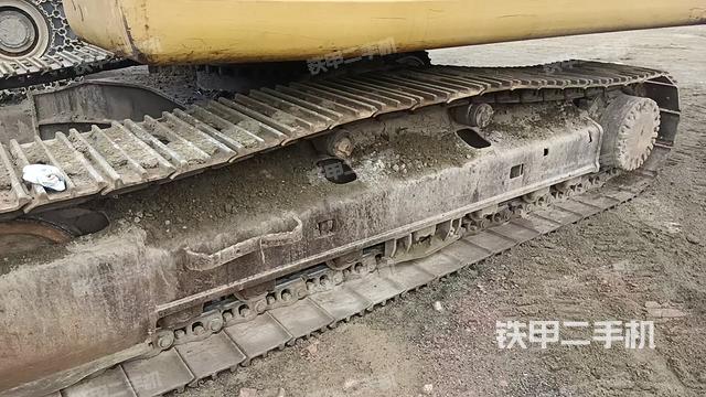 單側(cè)履帶整體(整機(jī)外觀) 單側(cè)履帶整體(整機(jī)外觀)