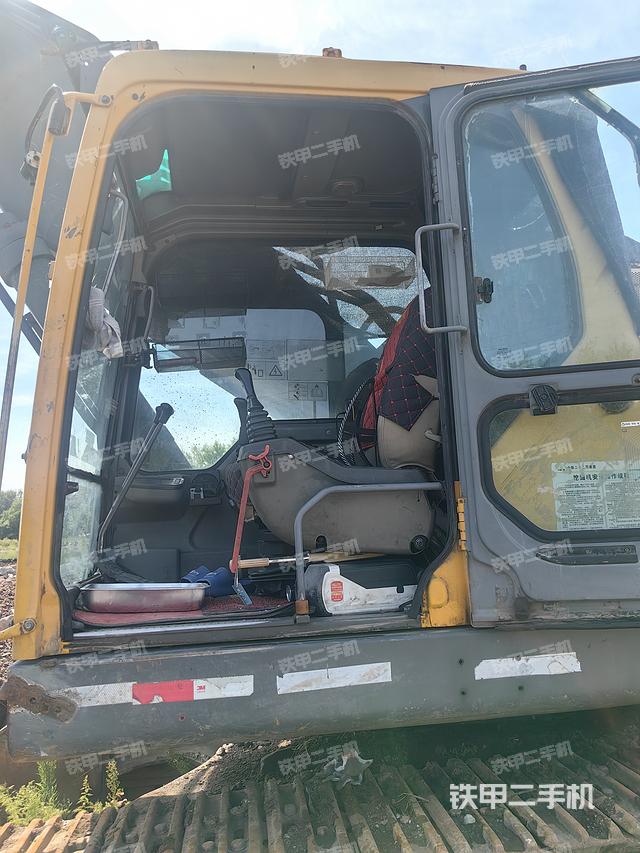 駕駛室整體(整機外觀) 駕駛室整體(整機外觀)