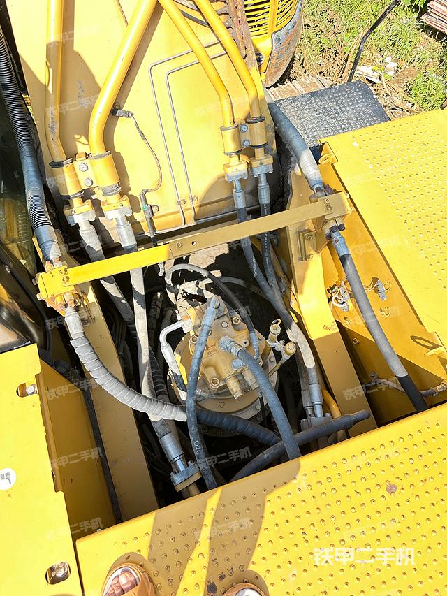 回转马达和主控阀（整机外观）