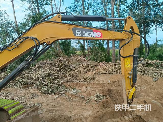 液压泵舱室正面整体（整机外观）