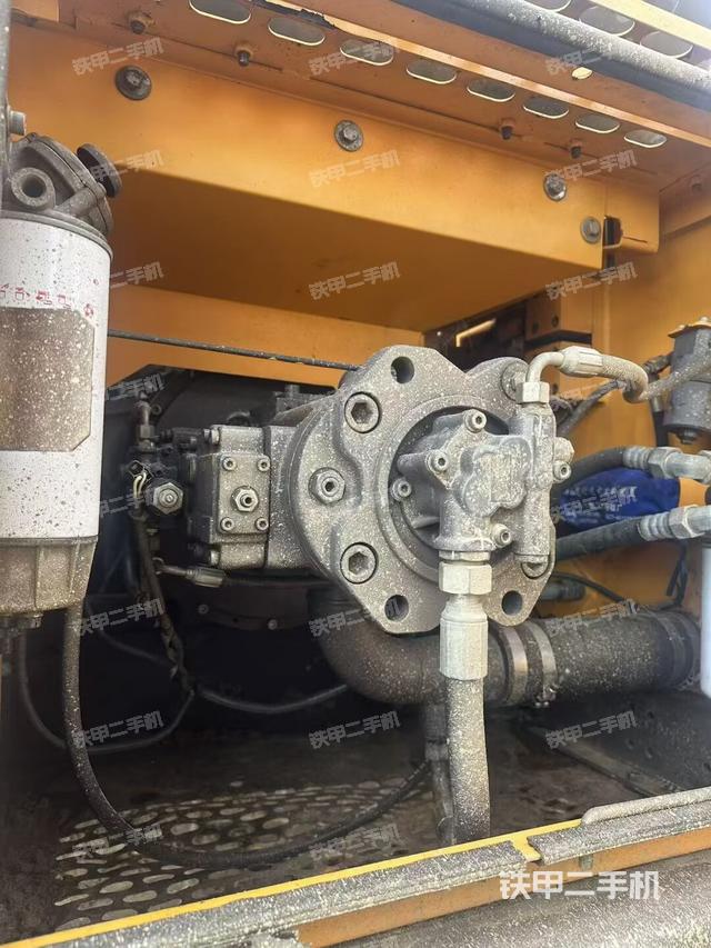 液压泵舱室正面整体（整机外观）