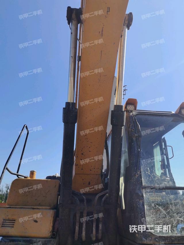 大臂油缸整体 竖拍(工作和回转装置) 大臂油缸整体 竖拍(工作和回转装置)