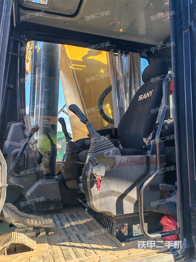 駕駛室整體(整機(jī)外觀) 駕駛室整體(整機(jī)外觀)