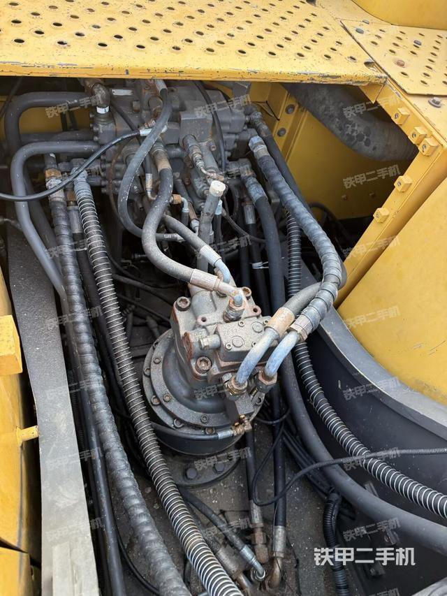 回轉(zhuǎn)馬達(dá)和主控閥（整機(jī)外觀）