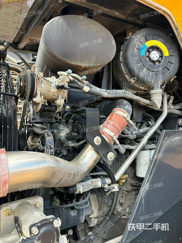 發(fā)動機(jī)左側(cè)（整機(jī)外觀及大件）