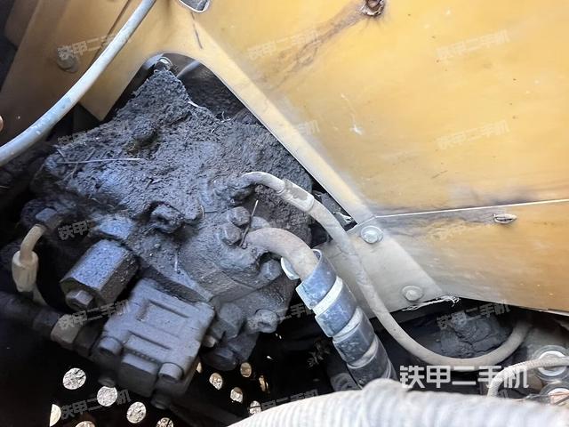 液压泵舱室正面整体（整机外观）