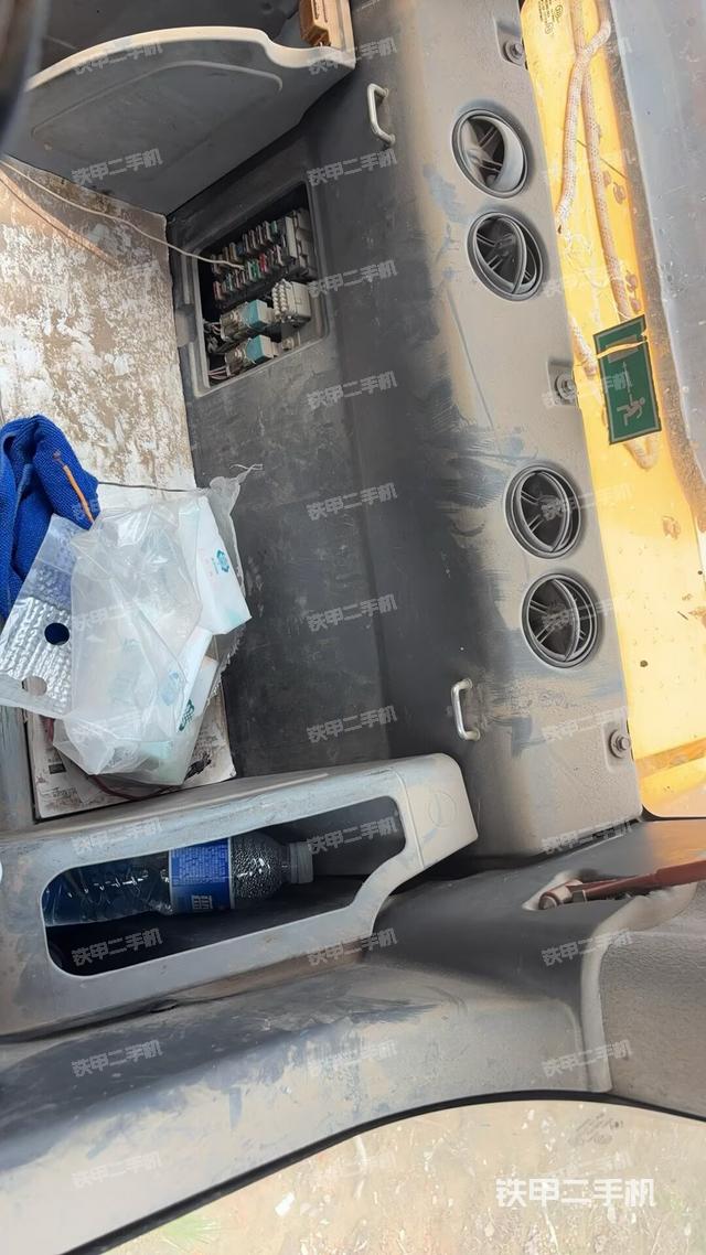 左后方玻璃角標（駕駛室部分）